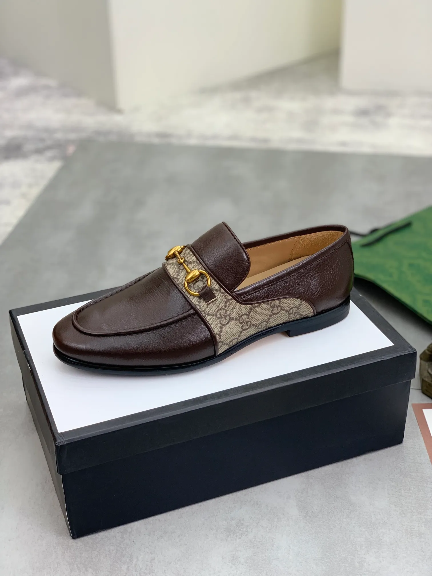 Men's shoes 💰P580 💰[New model] Genuine leather outsole series 🆘Water-dyed cow lining [GUCCI] Gucci leather shoes, top purchasing men's 2023 counters are on sale simultaneously, top-grade original calfskin imported from Italy ➕ first-layer cowhide lining) original factory special original sole, fine workmanship, impeccable 👍 You can go in and out of the counter at will; the real thing is super beautiful, code number: 38 to 45 black Brown 🉑️Choose a full set of packaging at the counter